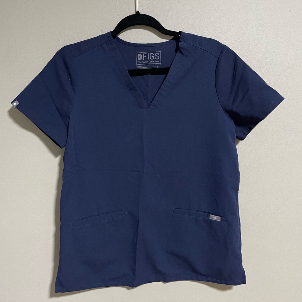 Figs CASMA™ Three-Pocket Scrub Top - Navy